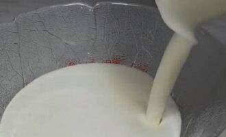 Làm thế nào để nướng bánh sữa trứng với kefir và nước sôi? Đo lượng kefir cần thiết ở nhiệt độ phòng và đổ vào tô sâu.