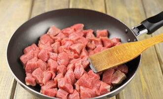Paano magluto ng klasikong beef gulash na may gravy sa isang kawali? Hugasan namin ng mabuti ang karne ng baka at pinutol ito sa maliliit na pantay na piraso. Ilagay ang karne sa isang kawali na may langis ng gulay.