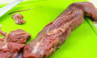 Hur lagar man klassisk basturma hemma? Vi rengör köttfilén med en kniv från ådror och överflödigt fett.
