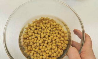 Paano gumawa ng klasikong hummus sa bahay? Ibabad muna ang mga chickpeas sa loob ng 3-4 na oras sa malamig na tubig, o mas mabuti pa magdamag. Dapat bumukol.