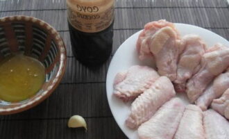 Cum să gătești aripioare de pui delicioase? Vom pregăti produsele necesare conform listei. Puteți tăia vârfurile de pe aripioare, deoarece se ard puternic la copt.