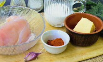 El pollastre amb salsa de crema és ràpid i fàcil de preparar. Prepararem tots els productes necessaris segons la llista.