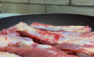 วิธีปรุงซุปคาร์โชที่บ้านโดยใช้สูตรคลาสสิก? เราทำความสะอาดซี่โครงเนื้อจากฟิล์ม ล้างและเช็ดให้แห้งด้วยกระดาษเช็ดปาก ทอดในน้ำมันพืชจนเปลือกลักษณะเกิดขึ้นทุกด้าน