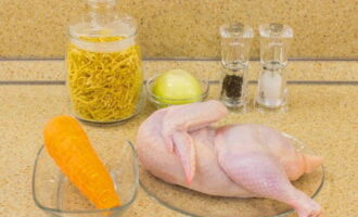 Napakadaling ihanda ng chicken noodle soup. Ihahanda namin ang mga kinakailangang produkto ayon sa listahan.
