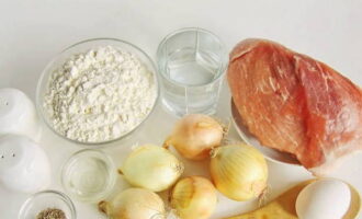 Hur lagar man saftig manti med köttfärs och lök hemma? Placera produkterna på bordet.