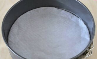Paano gumawa ng klasikong cheesecake sa bahay? Takpan ang ilalim ng split ring ng isang bilog ng baking paper.