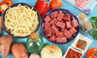 Làm thế nào để nấu lagman theo công thức từng bước cổ điển tại nhà? Chúng tôi đặt mọi thứ chúng tôi cần lên bàn: gọt vỏ và rửa sạch rau, rửa thịt và cắt thành những khối khá lớn.