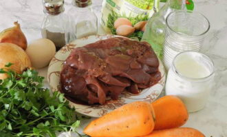 Cách làm bánh gan từ gan gà với cà rốt và hành tây? Rửa sạch gan dưới vòi nước, gọt vỏ rau và chuẩn bị tất cả các nguyên liệu khác cho món bánh.