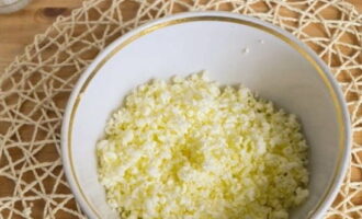 Làm thế nào để nấu món Kurnik cổ điển với thịt gà và khoai tây trong lò? Làm đông lạnh bơ trước và xay trên máy xay thô cho vào hộp sâu.