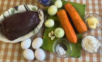 Cách làm bánh gan bò cổ điển? Để thuận tiện, chúng tôi sẽ chuẩn bị các sản phẩm cần thiết và đo lường số lượng của chúng.