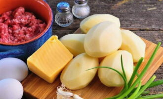 Hur lagar man potatisgryta i ugnen? Vi mäter ut den erforderliga mängden av alla produkter enligt listan.Skala först potatisen och skölj den under rinnande vatten.