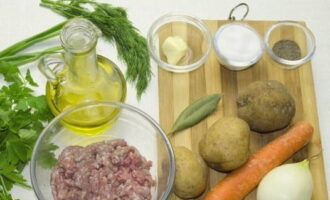 Paano gumawa ng pinaka masarap na sopas ng meatball? Ihahanda namin ang lahat ng kinakailangang produkto ayon sa listahan.