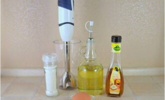 Paano gumawa ng mayonesa sa bahay gamit ang isang klasikong recipe? Upang mapabilis ang proseso at para sa aming sariling kaginhawahan, inilalagay namin ang mga produkto at ang blender sa desktop.