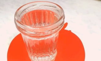 Bây giờ đổ nước sôi vào bột của chúng tôi.