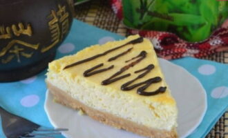 Ang klasikong cheesecake sa bahay ay handa na! Ihain sa mesa, gupitin sa mga bahagi. Masiyahan sa iyong tsaa! 