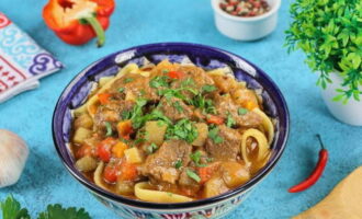 Lagman cổ điển ở nhà đã sẵn sàng! Đặt mì vào từng bát rồi rưới đều nước sốt thịt và rau lên. Chúc ngon miệng!