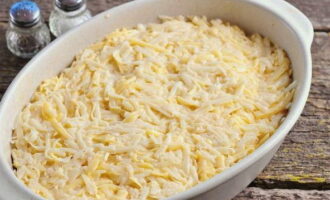 Bred ut den resulterande massan på ett lager malet kött. Placera godingen i en ugn som är förvärmd till 180 grader i 60 minuter.