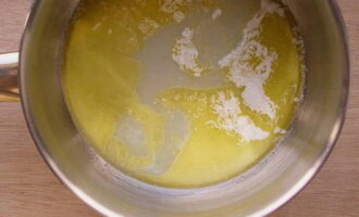 Đổ nước cốt chanh đã chuẩn bị vào dầu.