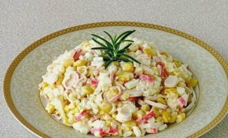 Salata clasică de crab cu orez și porumb este gata. Serviți la masă!