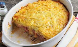 Den klassiska potatisgrytan med köttfärs i ugnen är klar. Betygsätt denna kulinariska idé!