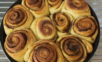 Kook op 180 graden gedurende 25 minuten en serveer warm of gekoeld. De kaneelbroodjes staan ​​klaar in de oven! Eet smakelijk!