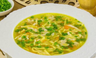 Ang klasikong chicken noodle na sopas ay handa na. Ibuhos sa mga plato at ihain. Maaaring lagyan ng berdeng sibuyas!