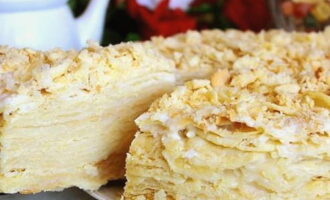 Elkészült a klasszikus szovjet kori Napóleon torta. Oszd részekre és tálald!