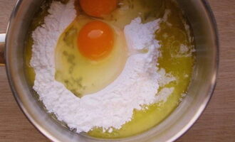 Đập vỡ hai quả trứng gà.