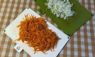 Để làm nhân, dùng dao thái nhỏ hành tây, cho cà rốt qua kẽ răng của dụng cụ xay.