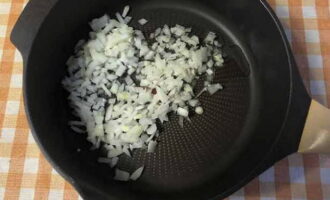 Làm nóng chảo với dầu thực vật rồi xào nhanh hành tây cho đến khi mềm.