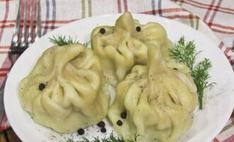 Khinkali hemma är redo! Om så önskas, peppra den varma skålen och dekorera med örter. Smaklig måltid!
