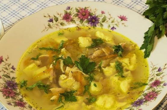 Leves gombóccal csirkelevesben