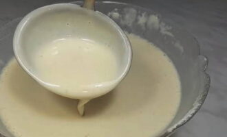 Bây giờ bột của chúng ta đã sẵn sàng để nướng bánh xèo.