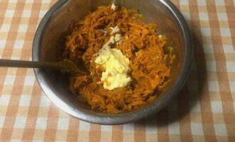 Cho rau đã chuẩn bị vào tô sâu, thêm sốt mayonnaise hoặc tỏi băm nhỏ.