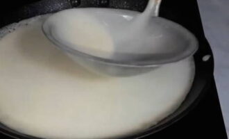 Làm nóng chảo pancake đã phết dầu thực vật trước khi nướng chiếc bánh pancake đầu tiên và đổ bột vào từng phần.