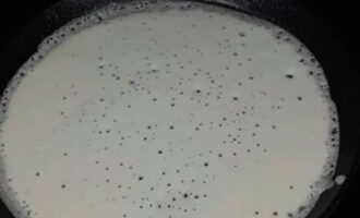 Phân phối nó trên toàn bộ bề mặt của chảo.