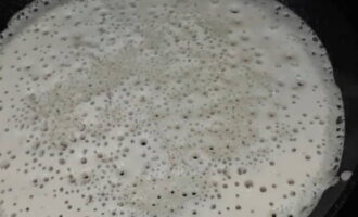 Chiên trên lửa cao cho đến khi xuất hiện bong bóng sáng.