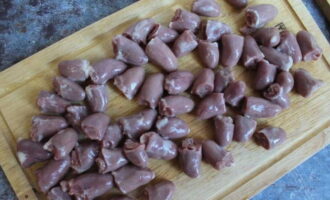 Chúng tôi rửa sạch nội tạng và loại bỏ các mạch máu và mỡ thừa.