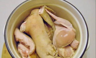 Vi rengör fläsket från smuts och borst, klipper bort överflödigt fett från kycklingen, hackar klövarna - lägg ingredienserna i en stor kastrull.