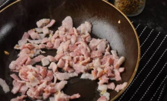 Làm nóng chảo rồi đổ nguyên liệu đã nghiền vào, chiên trên lửa nhỏ trong 4-5 phút, khuấy thường xuyên.