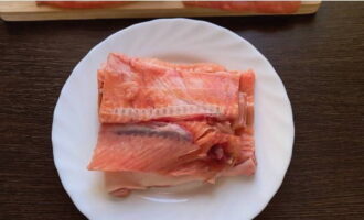 Vi skär fisken längs åsen och blir av med fenor, ryggrad och ben.