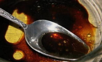 Într-un castron, combinați sosul de soia, muștarul, mierea, uleiul de măsline și oțetul.