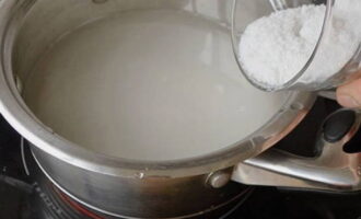 För att göra saltlaken, koka en liter vatten och tillsätt salt och pepparkorn. Koka i 2 minuter.
