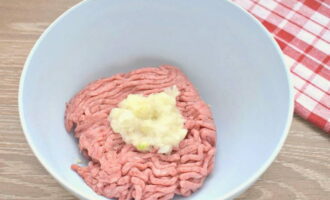Lägg huvudingrediensen i en djup skål och tillsätt hackad lök. Löken kan hackas med kniv, hackas i köttkvarn eller hackas i mixer.
