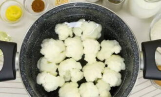 Tách súp lơ thành từng bông hoa và cho vào nước muối sôi trong 3 phút. Sau đó chúng ta lấy chùm hoa ra khỏi nước và để nguội.