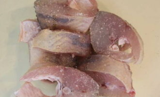 Gupitin ang inihandang bangkay ng pike perch sa mga bahagi. Ilagay ang mga ito sa isang malalim na mangkok, budburan ng asin, ihalo at mag-iwan ng 20 minuto.