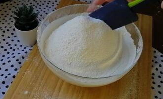 Rây bột mì vào đây. Không thêm tất cả sản phẩm, để lại một muỗng canh.