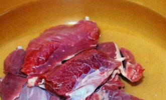 Talleu la vedella a trossos i poseu-la en una paella. Aboqueu-hi un litre i mig d'aigua i col·loqueu la peça a l'estufa. Portar a ebullició i després coure durant aproximadament una hora i una hora i mitja. Durant el procés de cocció, assegureu-vos de treure l'escuma; també és important no fer bullir el brou fort.