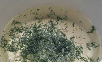 Öntsön vizet egy nagy serpenyőbe, adjon hozzá sót, kaprot (szárított vagy friss), babérlevelet, szegfűszeget, halfűszereket és borsot.