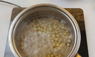 Pakuluan ang inihandang chickpeas sa inasnan na tubig hanggang sa ganap na maluto. Dapat itong maging malambot. Aabutin ito ng humigit-kumulang 30-40 minuto.